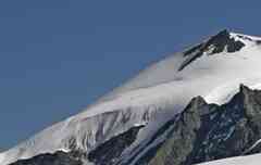 Six teams climbing the Adlerhorn